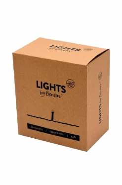 by Benson Lyskæder><noscript><img width=