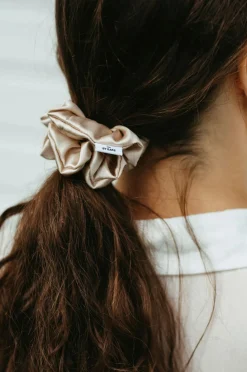 ByBarb Håraccessories>Large Silk Hair Tie Lys beige