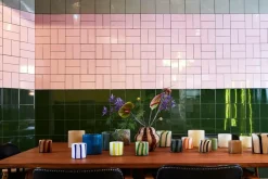 Byon Lysestager & Lanterner>Lysestage Calore Curve XS Gul/hvid