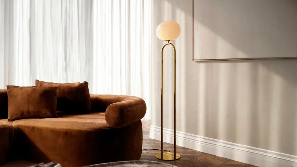 Design For The People Gulvlamper>Gulvlampe Former Messing/Opal hvid