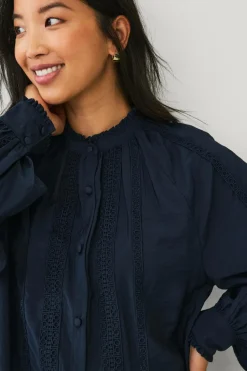 Ellos Collection Bluse med blondedetaljer Marineblå Hot