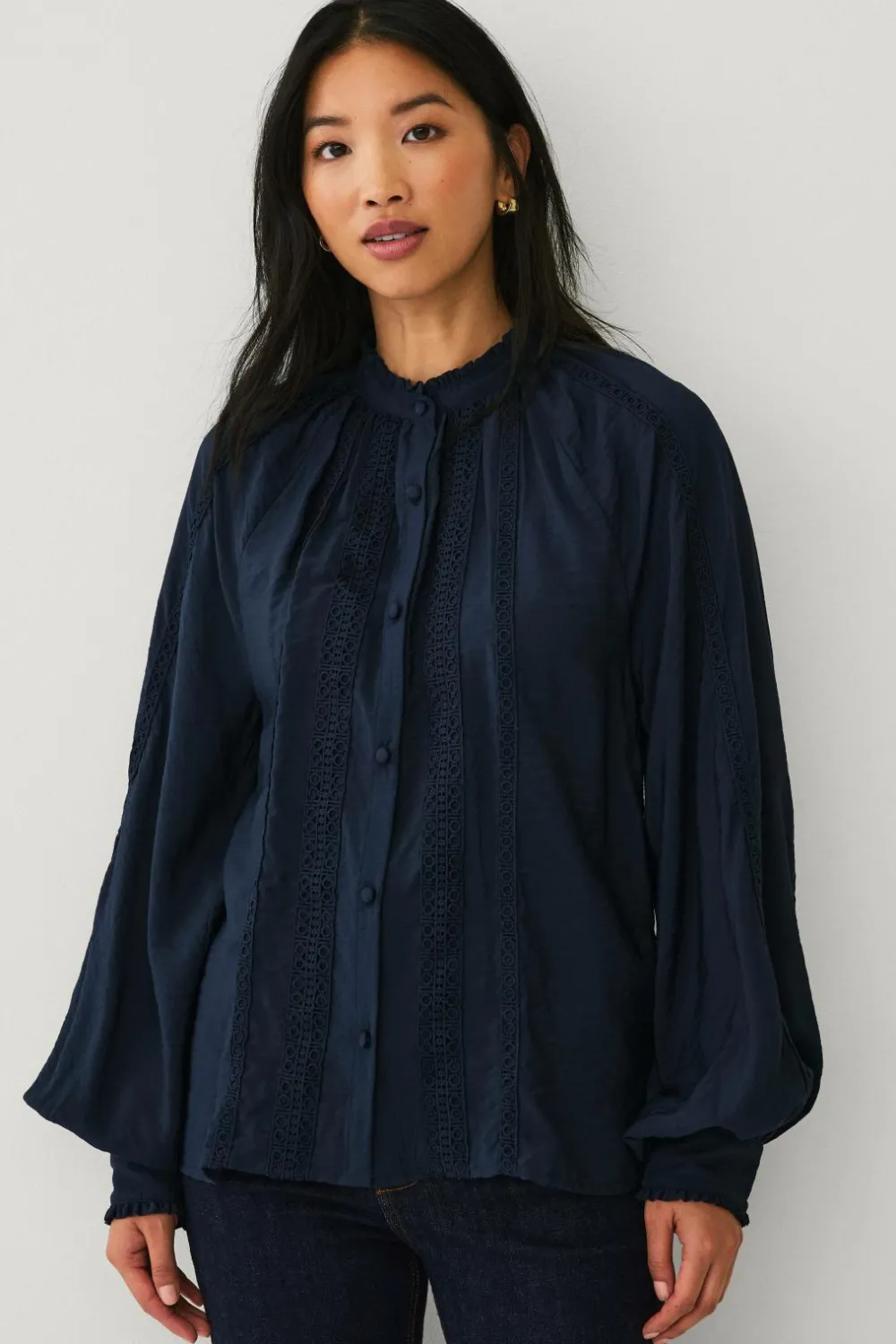 Ellos Collection Bluse med blondedetaljer Marineblå Hot