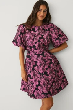 Ellos Collection Jacquardvævet kjole med pufærmer rosa mønstret Best