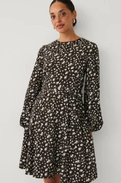 Ellos Kjoler>Collection Kjole med slips Brun aop