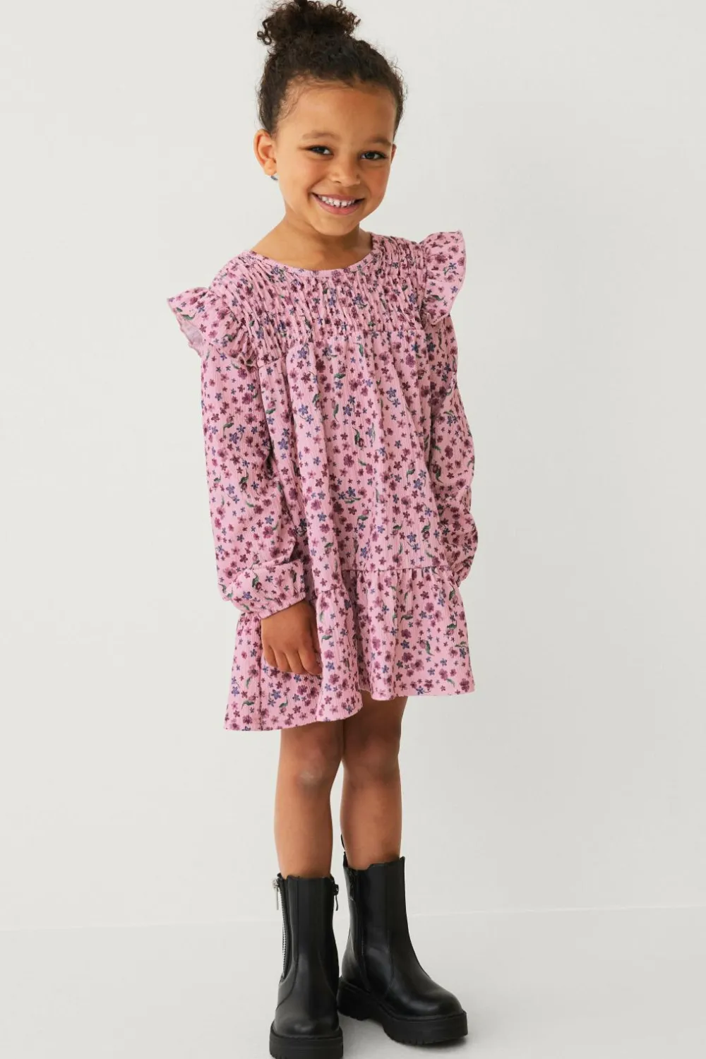 Ellos Collection Kjole med smock og flæser rosa blomstret Best