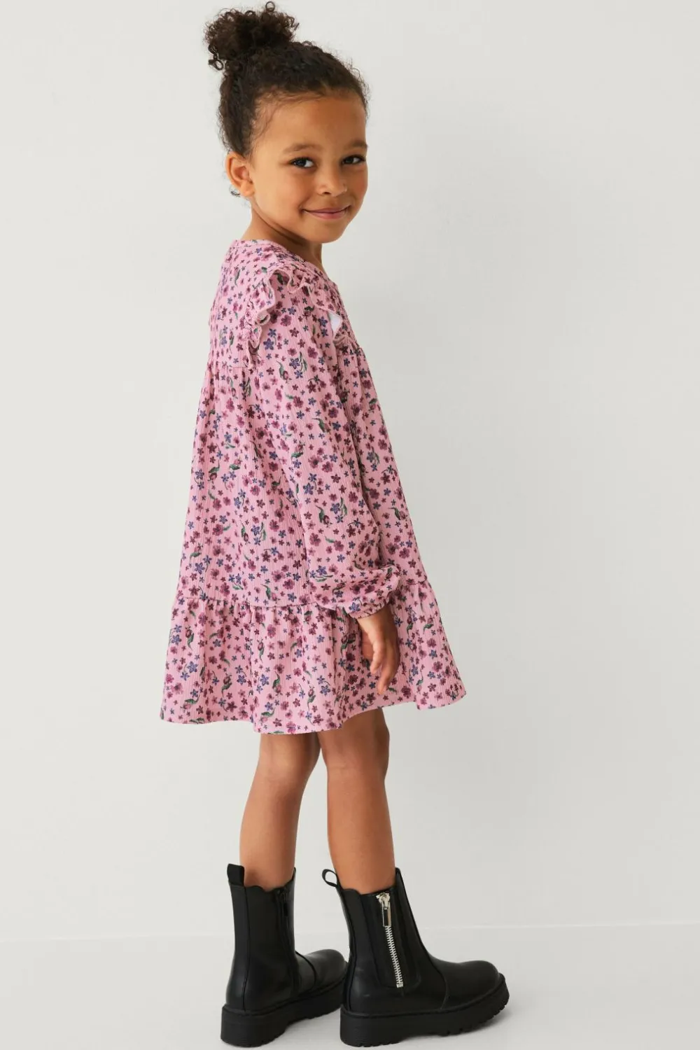 Ellos Collection Kjole med smock og flæser rosa blomstret Best