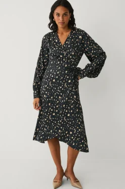 Ellos Kjoler>Collection Slå-om kjole i satin Sort beige mønstret