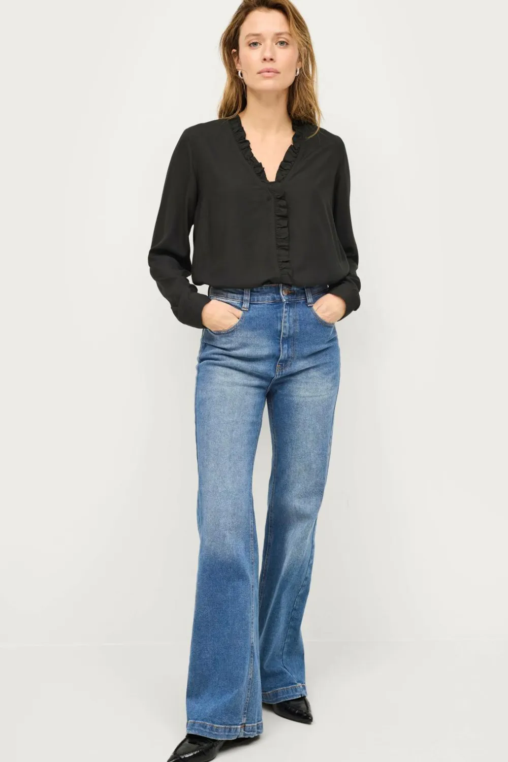 Ellos Collection Viskosebluse med flæsedetalje bluse Sort Best