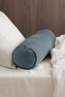 Ellos Home Pølsepude Nora Cylinder i velour Lyseblå New
