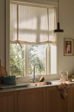 Ellos Gardinkapper>Home Roll up-gardin Elly Thin Stripe Rollup i genanvendt halvlinned Bronzebrun