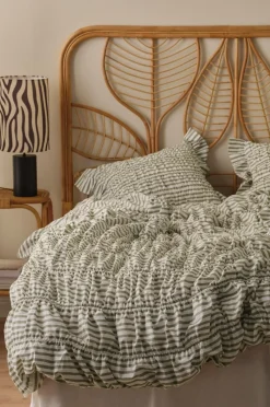 Ellos Home Sengesæt Avery Elastic i bomuldspercale 2 eller 3 stykker Lys olivengrøn stribet Outlet