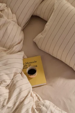 Ellos Home Sengesæt Elly Thin Stripe i genanvendt halvlinned 2 eller 3 stykker Bronzebrun Hot