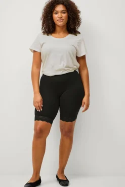 Ellos Shorts>Plus collection Korte cykelshorts med blondekant Sort