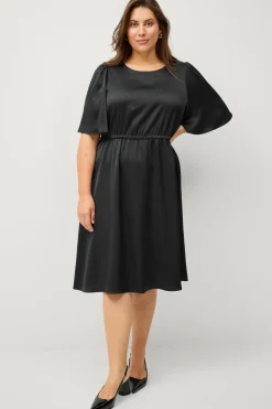 Ellos Kjoler>Plus collection Kjole med sløjfe Sort