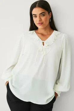 Ellos Skjorter & Bluser>Plus collection Bluse med flæse kremhvid