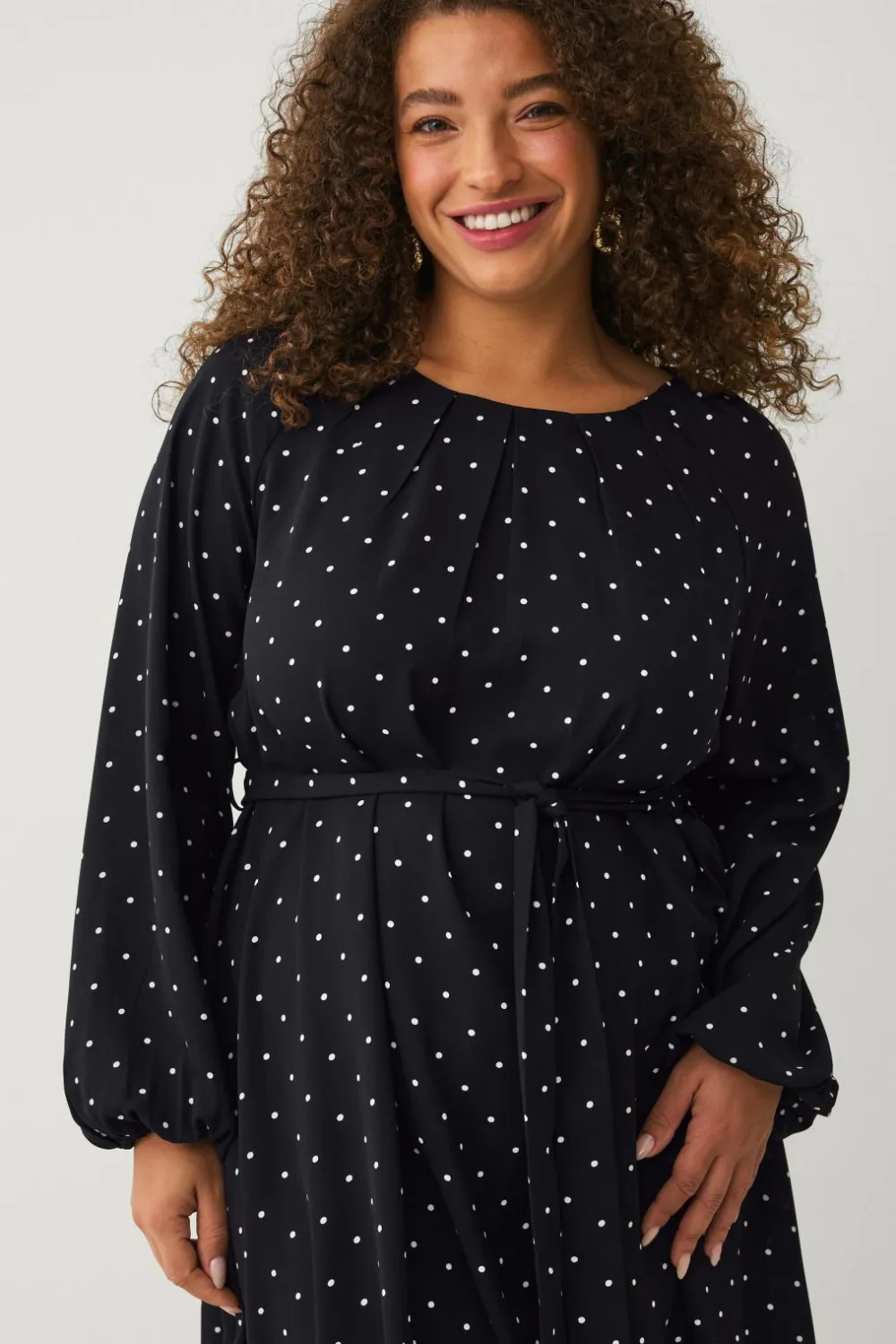 Ellos Kjoler>Plus collection Kjole med ballonærmer Sort med prik