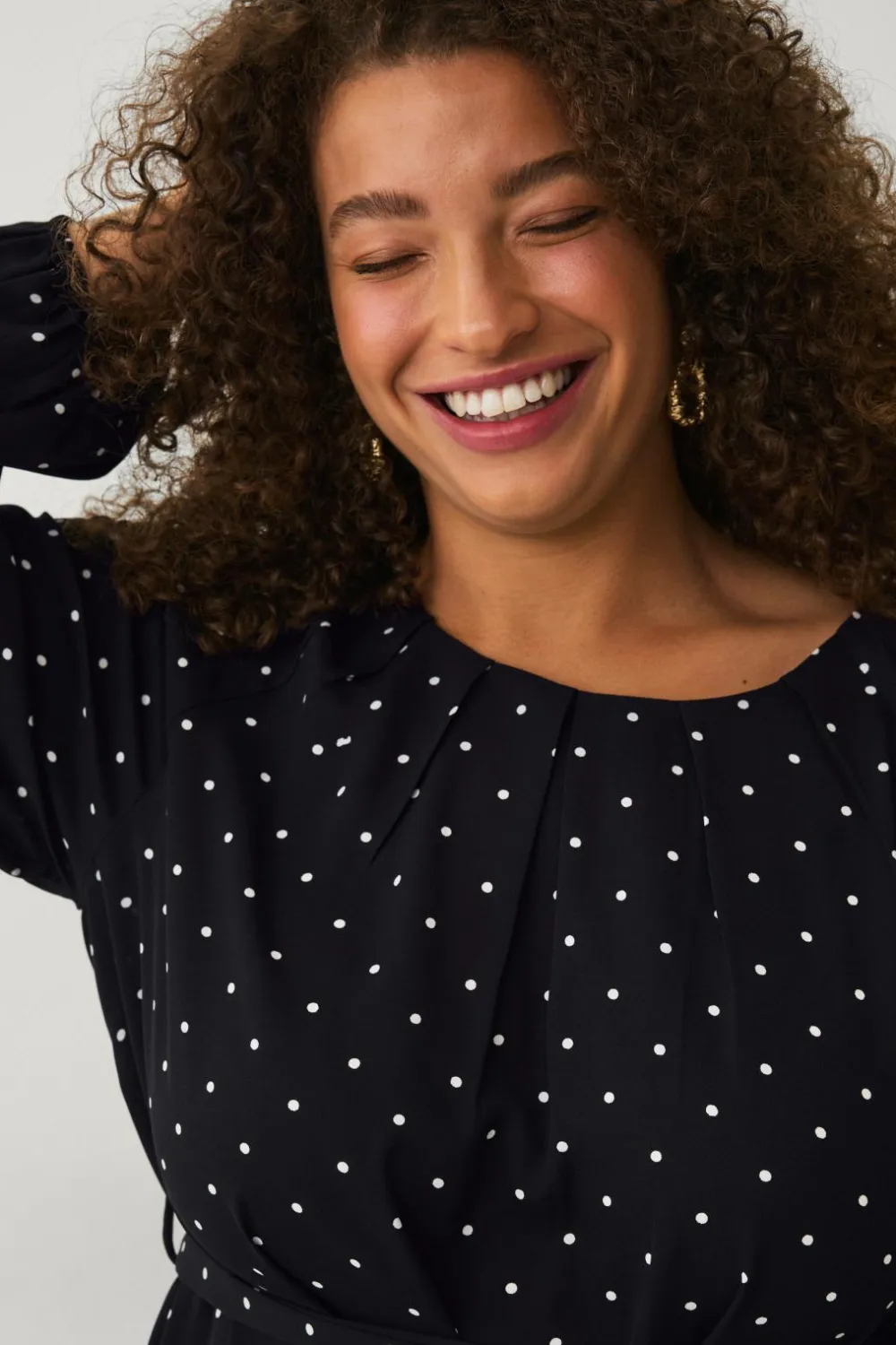 Ellos Kjoler>Plus collection Kjole med ballonærmer Sort med prik