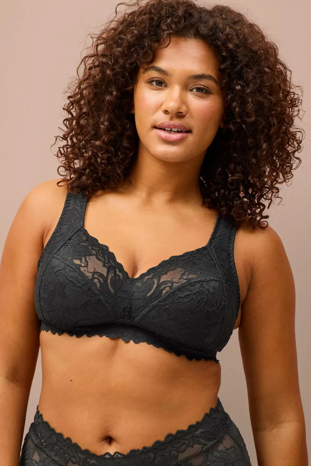 Ellos Bh'Er>Plus collection Blød bh med upolstrede skåle Sort