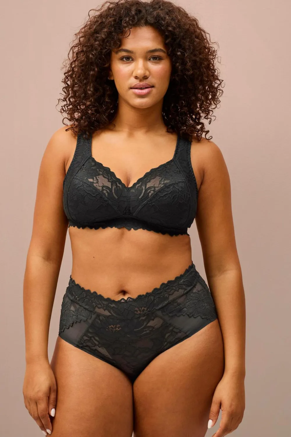 Ellos Bh'Er>Plus collection Blød bh med upolstrede skåle Sort