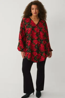 Ellos Tunikaer|Toppe & Tank-Toppe>Plus collection Tunika med v-hals Sort med rød blomst