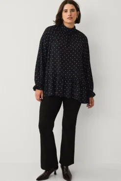 Ellos Skjorter & Bluser>Plus collection Chiffonbluse med flæser Sort med prik