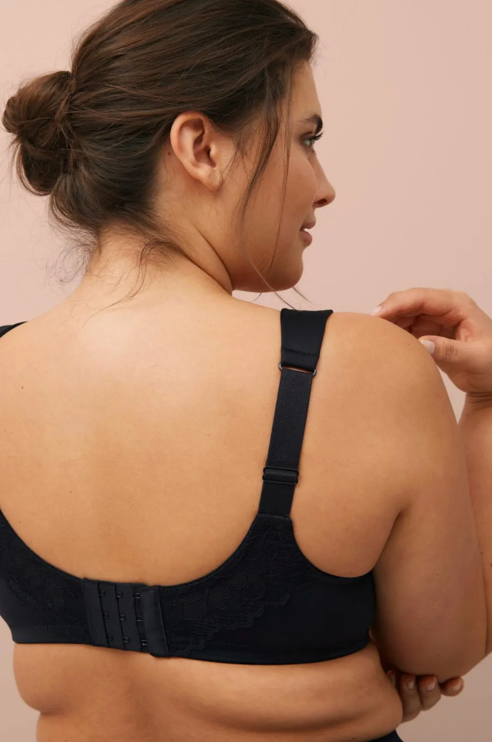 Ellos Bh'Er>Plus collection Bøjle-bh med blondedetaljer Sort