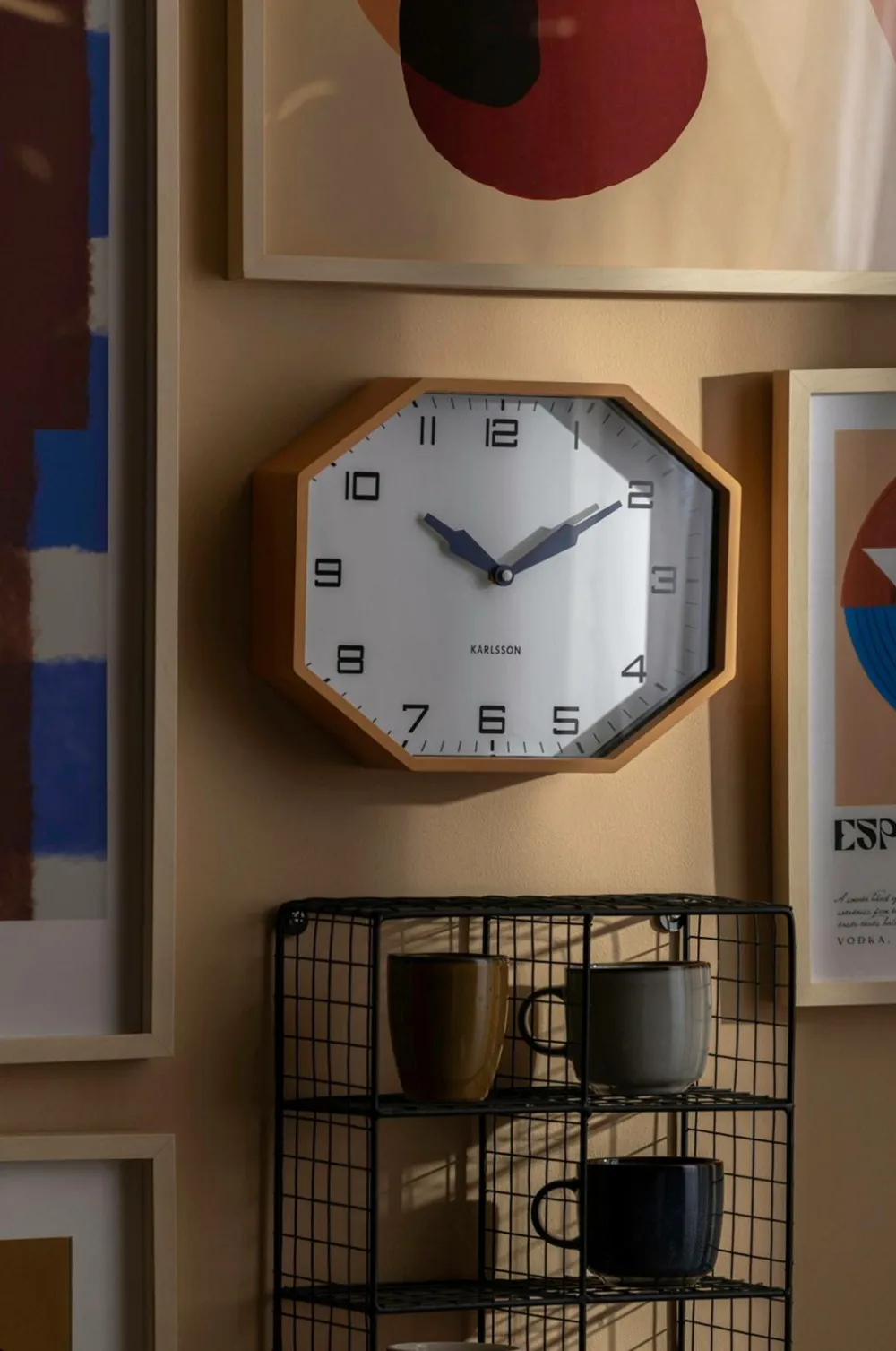 Karlsson Vægur Modern Factory Octagon Okkergul og marineblå Clearance