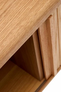 Kave Home Mailen tv-bord med 2 døre i askefinér med mørk finish 120 x 50 cm Naturlig