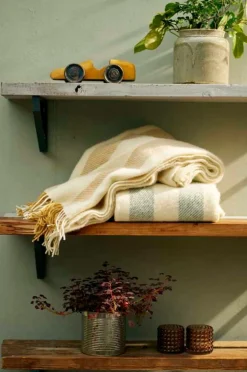 Klippan Yllefabrik Tæpper & Plaider>Ternet Gotland lodret stribe Smør