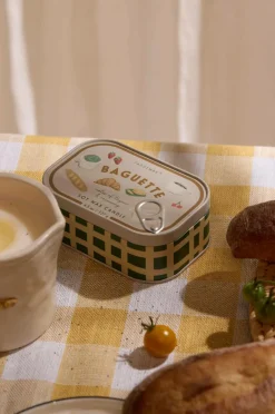 Paddywax Bistro French Baguette Printed Tin Candle - Rosemary Thyme Mønstret New