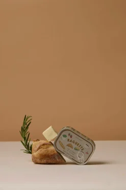 Paddywax Bistro French Baguette Printed Tin Candle - Rosemary Thyme Mønstret New