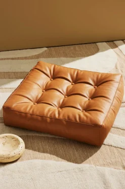 Pastill Puffer & Fodskamler>Luca gulvpude i vegansk læder 64x64x15 cm Cognacbrun PU