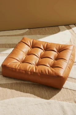 Pastill Puffer & Fodskamler>Luca gulvpude i vegansk læder 64x64x15 cm Cognacbrun PU