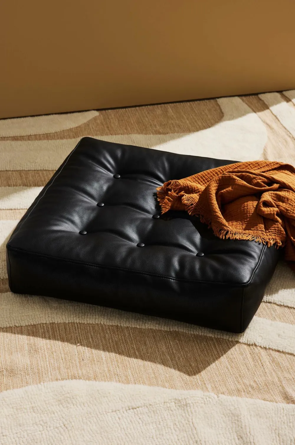 Pastill Puffer & Fodskamler>Luca gulvpude i vegansk læder 64x64x15 cm Sort PU