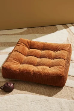 Pastill Luca gulvpude manchester 64x64x15 cm Kanelbrunt fløjl Outlet