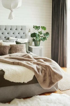 Skinnwille Tæpper & Plaider><noscript><img width=